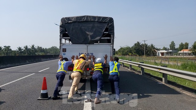 Tài xế dừng xe trên cao tốc TP. HCM – Trung Lương để... ngủ - Ảnh 1.