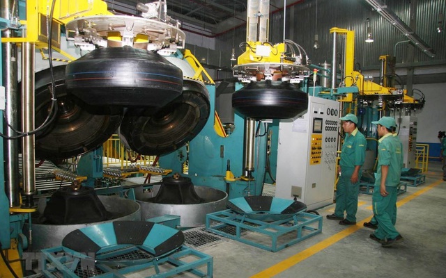 Hoạt động sản xuất tại nhà máy sản xuất lốp xe tải Radial của Công ty cổ phần Cao su Đà Nẵng, tại Khu công nghiệp Liên Chiểu (Đà Nẵng). Ảnh minh họa: Văn Sơn/TTXVN