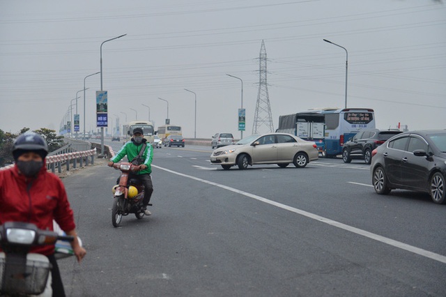 Hàng loạt ô tô bất chấp nguy hiểm, biển cấm, ngang nhiên quay đầu trên tuyến đường cao tốc đẹp nhất Hà Nội - Ảnh 4.