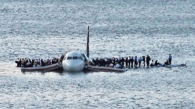 Phép lạ trên sông Hudson: Máy bay gặp nạn hạ cánh khẩn cấp xuống dòng sông, 155 người sống sót không hề hấn gì - Ảnh 4.