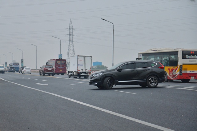 Hàng loạt ô tô bất chấp nguy hiểm, biển cấm, ngang nhiên quay đầu trên tuyến đường cao tốc đẹp nhất Hà Nội - Ảnh 5.