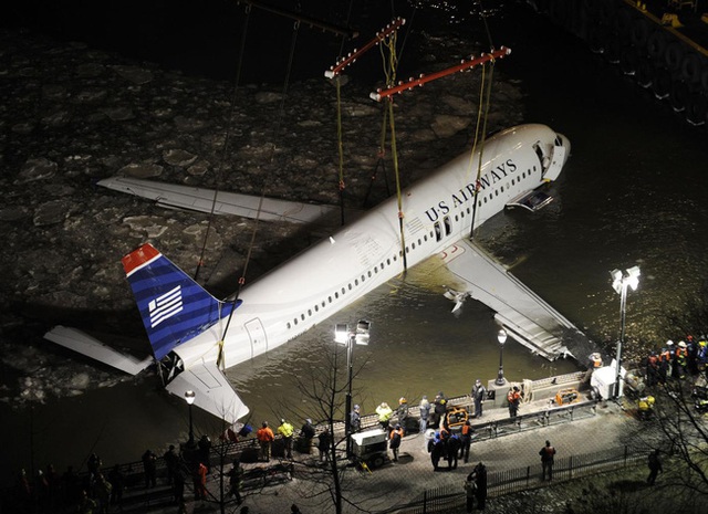 Phép lạ trên sông Hudson: Máy bay gặp nạn hạ cánh khẩn cấp xuống dòng sông, 155 người sống sót không hề hấn gì - Ảnh 8.