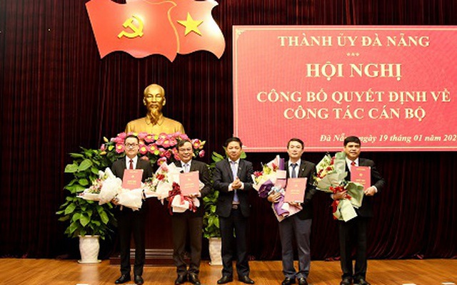 Phó Bí thư Thường trực Thành ủy Đà Nẵng Lương Nguyễn Minh Triết trao Quyết định và tặng hoa chúc mừng các cán bộ được bổ nhiệm - Ảnh: VGP/Minh Trang