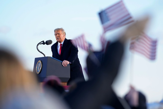 Tổng thống Trump lên Air Force One lần cuối, rời Washington D.C về làm thường dân - Ảnh 1.