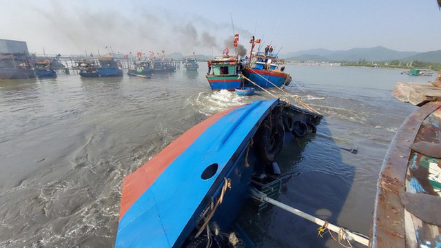  Tàu biển vừa bơm 5000 lít dầu và nước ngọt, chưa kịp đi bán thì bị chìm - Ảnh 1.