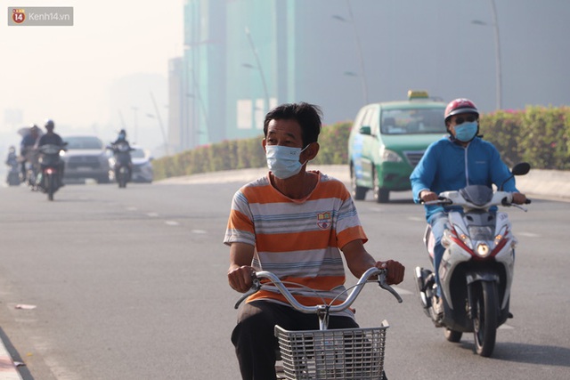 Chùm ảnh: Bụi mờ mù mịt bủa vây Sài Gòn, báo động ô nhiễm không khí trong những ngày cuối năm - Ảnh 12.