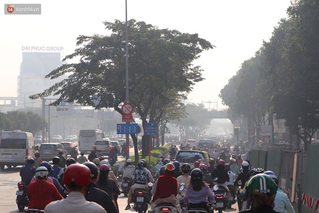 Chùm ảnh: Bụi mờ mù mịt bủa vây Sài Gòn, báo động ô nhiễm không khí trong những ngày cuối năm - Ảnh 3.