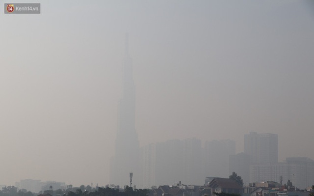 Chùm ảnh: Bụi mờ mù mịt bủa vây Sài Gòn, báo động ô nhiễm không khí trong những ngày cuối năm