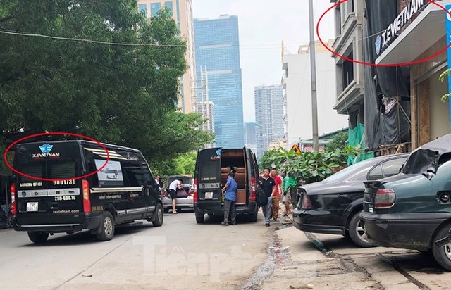 Tận thấy bến cóc, xe dù náo loạn đường phố Hà Nội - Ảnh 2.