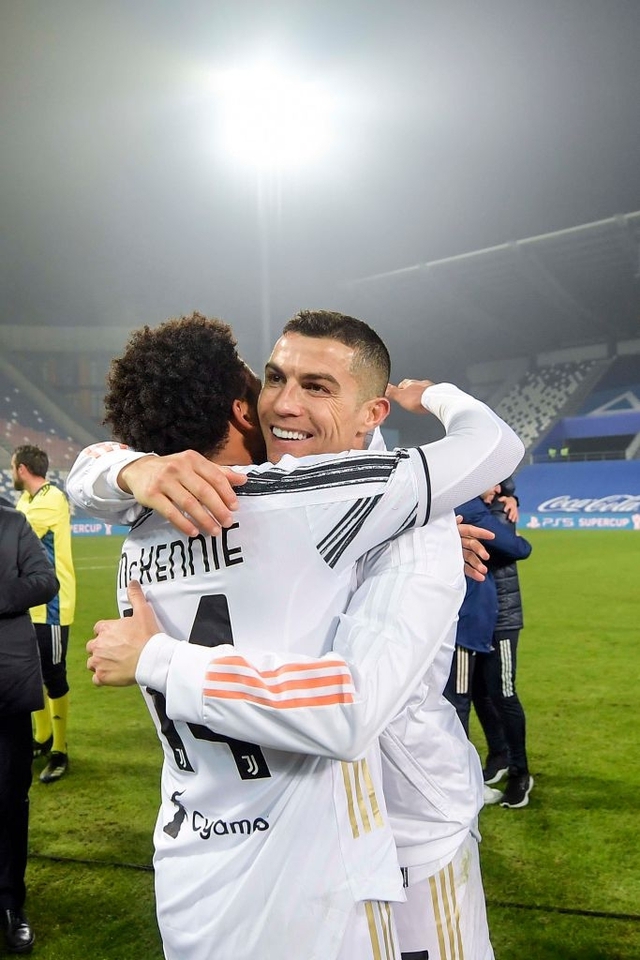 Ronaldo cười toe toét, hạnh phúc hôn cúp vô địch trong ngày chính thức trở thành CHÂN SÚT VĨ ĐẠI NHẤT lịch sử - Ảnh 4.