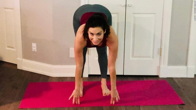 Yoga không chỉ dành cho người dẻo dai: Biết cách sửa đổi các tư thế phổ biến khi cơ thể không thể uyển chuyển linh hoạt, bạn sẽ nhận được kết quả bất ngờ - Ảnh 5.