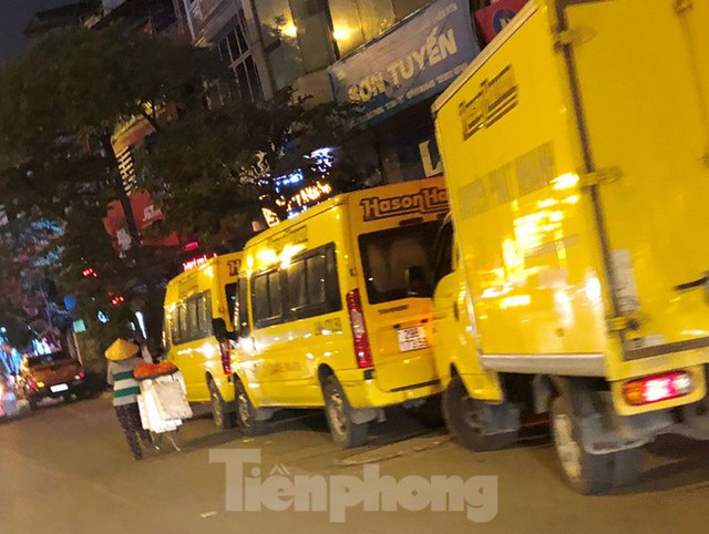 Tận thấy bến cóc, xe dù náo loạn đường phố Hà Nội - Ảnh 6.