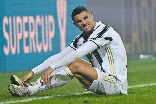 Ronaldo cười toe toét, hạnh phúc hôn cúp vô địch trong ngày chính thức trở thành CHÂN SÚT VĨ ĐẠI NHẤT lịch sử - Ảnh 9.