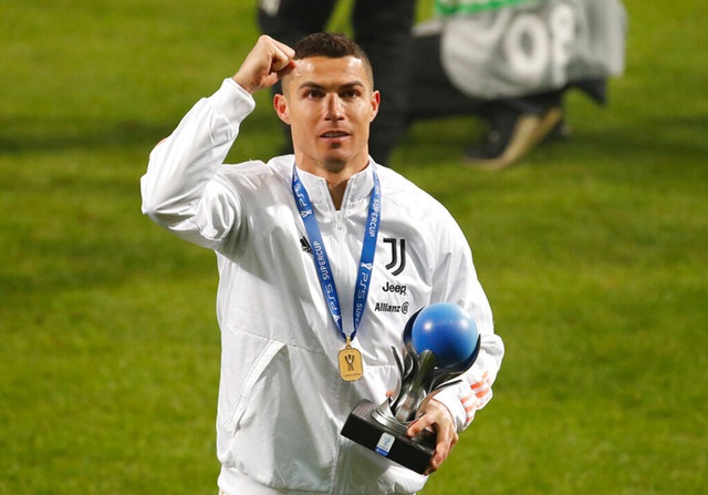 Ronaldo cười toe toét, hạnh phúc hôn cúp vô địch trong ngày chính thức trở thành CHÂN SÚT VĨ ĐẠI NHẤT lịch sử - Ảnh 12.