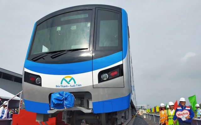 Đoàn tàu đầu tiên của metro số 1 (Bến Thành - Suối Tiên) trên đường ray khu vực depot (quận 9) chờ tiến hành thử nghiệm.