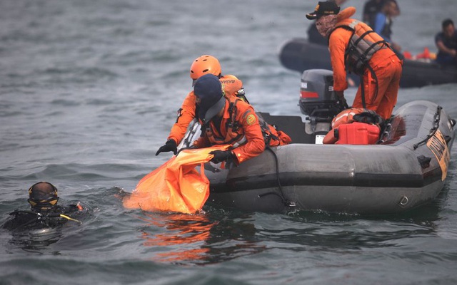 Tiết lộ đáng sợ của thợ lặn tìm kiếm xác máy bay Indonesia: Phi cơ nát vụn, chỉ thấy những mảnh thi thể nạn nhân