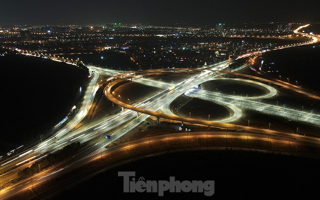 Mãn nhãn với cầu vượt 'trăm tỷ' ở Thủ đô lung linh trong đêm