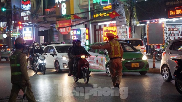 Gọi điện thoại người thân, phóng xe thông chốt đo nồng độ cồn ở Hải Phòng - Ảnh 2.