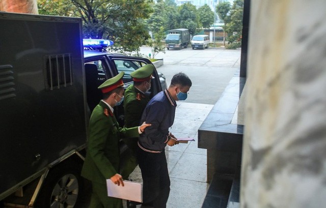  Ông Đinh La Thăng đeo khẩu trang, đến tòa bằng xe đặc chủng  - Ảnh 3.