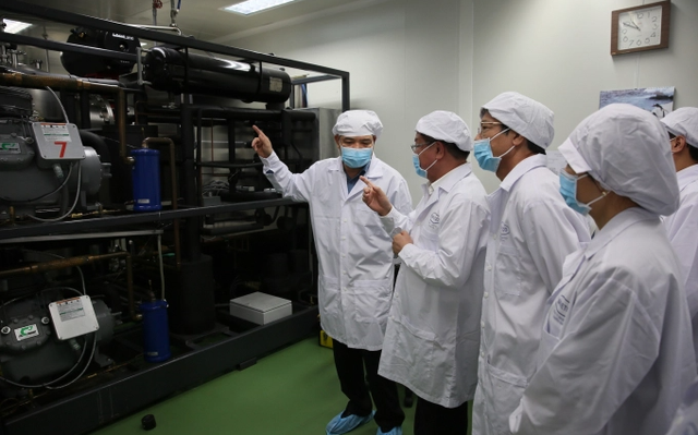 Bộ trưởng Nguyễn Xuân Cường thăm dây chuyền sản xuất vacxin của Navetco. Ảnh: Hồng Thủy (nguồn Báo Nông nghiệp-Website Navetco)