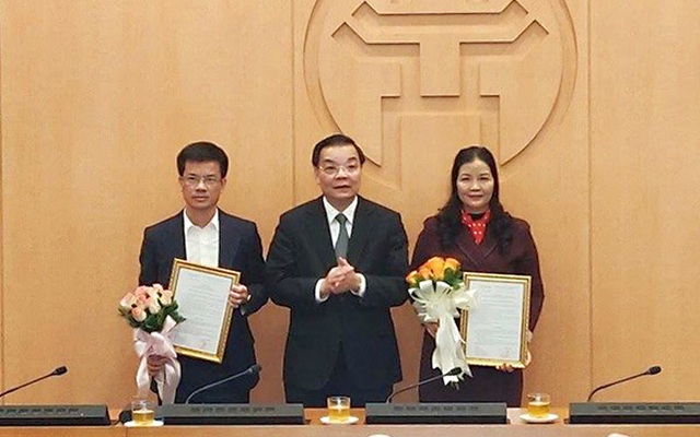 Chủ tịch UBND thành phố Chu Ngọc Anh trao quyết định, chúc mừng hai đồng chí nhận nhiệm vụ mới ( Ảnh: hanoi.gov.vn)