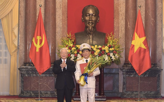 Tổng Bí thư, Chủ tịch nước Nguyễn Phú Trọng trao Quyết định thăng cấp bậc hàm từ Trung tướng lên Thượng tướng đối với Thứ trưởng Bộ Công an Nguyễn Văn Sơn.