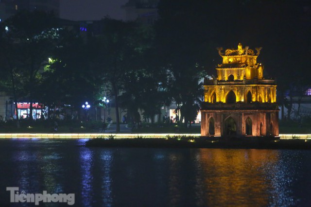 See Hoan Kiem Lake sparkling, magical at night - Photo 1.