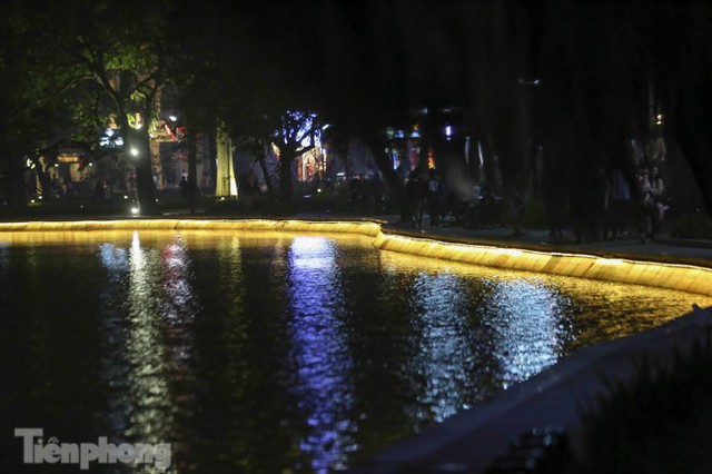 See Hoan Kiem lake sparkling and magical at night - Photo 11.