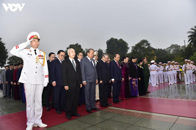 Lãnh đạo Đảng, Nhà nước và các đại biểu dự Đại hội XIII vào Lăng viếng Bác - Ảnh 13.