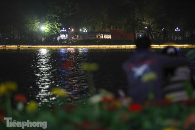 See Hoan Kiem Lake sparkling and magical at night - Photo 13.
