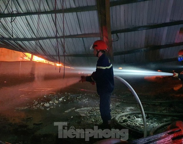 Công nhân bật khóc khi công ty gỗ rộng 5.000m2 bị lửa nhấn chìm - Ảnh 3. Công nhân bật khóc khi công ty gỗ rộng 5.000m2 bị lửa nhấn chìm - Ảnh 3.