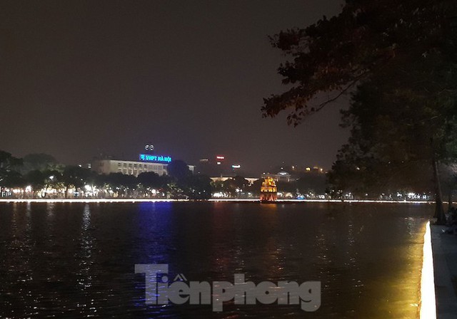 See Hoan Kiem Lake sparkling and magical at night - Photo 3.