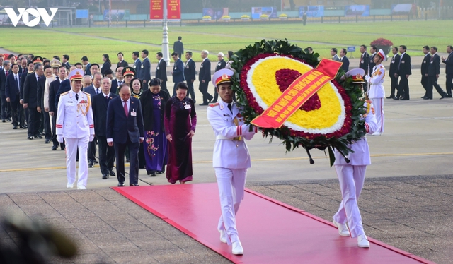 Lãnh đạo Đảng, Nhà nước và các đại biểu dự Đại hội XIII vào Lăng viếng Bác - Ảnh 4.