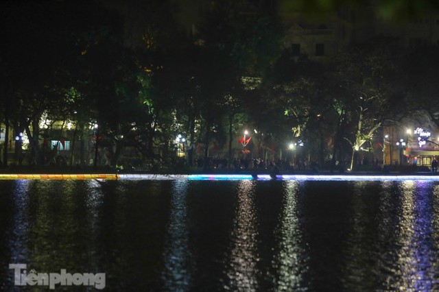 See Hoan Kiem lake sparkling and magical at night - Photo 4.