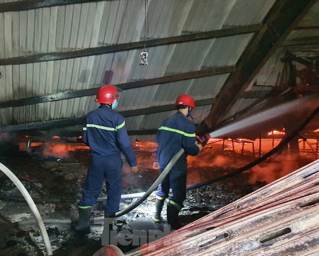 Công nhân bật khóc khi công ty gỗ rộng 5.000m2 bị lửa nhấn chìm - Ảnh 5.