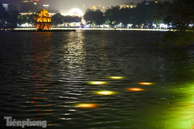 See Hoan Kiem Lake sparkling and magical at night - Photo 6.