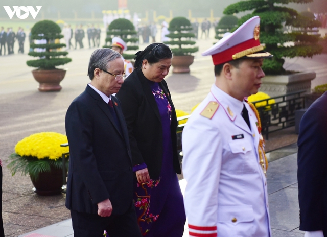 Lãnh đạo Đảng, Nhà nước và các đại biểu dự Đại hội XIII vào Lăng viếng Bác - Ảnh 7.