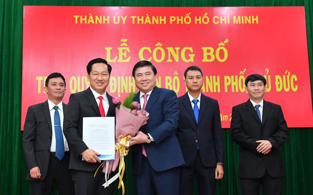 Chủ tịch UBND TPHCM Nguyễn Thành Phong trao quyết định phê chuẩn chức danh chủ tịch UBND TP Thủ Đức cho ông Hoàng Tùng (trái) và 3 Phó Chủ tịch UBND TP Thủ Đức
