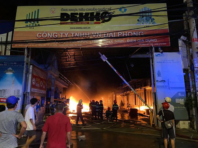 TPHCM: Cháy nổ kinh hoàng tại kho chứa vải khiến cả khu dân cư phải sơ tán - Ảnh 1.