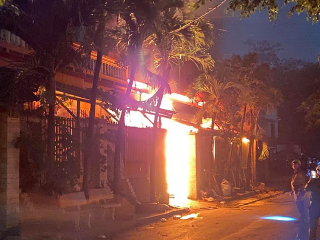 TPHCM: Cháy nổ kinh hoàng tại kho chứa vải khiến cả khu dân cư phải sơ tán - Ảnh 2.