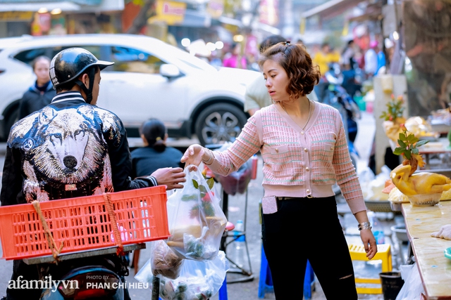 Đến chợ nhà giàu dịp cận Tết, choáng với con gà giá NỬA TRIỆU nhưng chị em vẫn quyết săn cho bằng được vì đạt cái chuẩn gọi là gà đẹp - Ảnh 13.