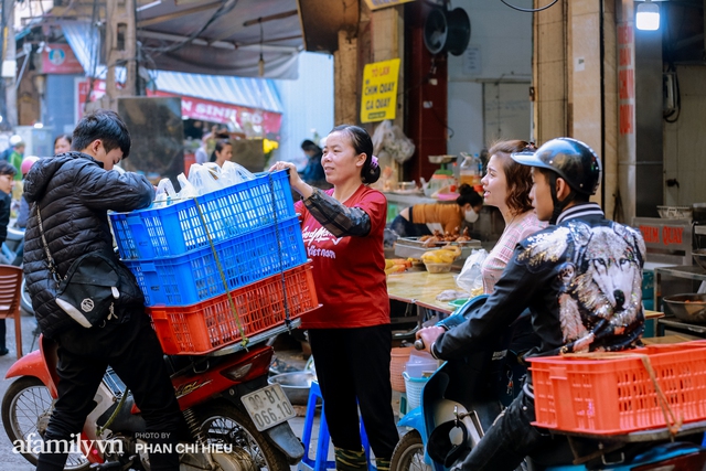 Đến chợ nhà giàu dịp cận Tết, choáng với con gà giá NỬA TRIỆU nhưng chị em vẫn quyết săn cho bằng được vì đạt cái chuẩn gọi là gà đẹp - Ảnh 17.