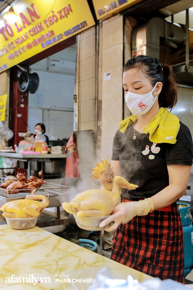 Đến chợ nhà giàu dịp cận Tết, choáng với con gà giá NỬA TRIỆU nhưng chị em vẫn quyết săn cho bằng được vì đạt cái chuẩn gọi là gà đẹp - Ảnh 3.