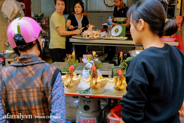 Đến chợ nhà giàu dịp cận Tết, choáng với con gà giá NỬA TRIỆU nhưng chị em vẫn quyết săn cho bằng được vì đạt cái chuẩn gọi là gà đẹp - Ảnh 4.