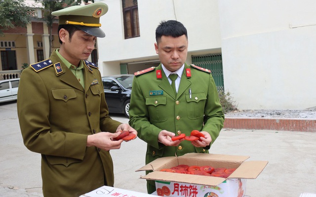 Lực lượng chức năng tỉnh Lạng Sơn kiểm tra hàng hóa bị thu giữ. Ảnh: Cục QLTT Lạng Sơn