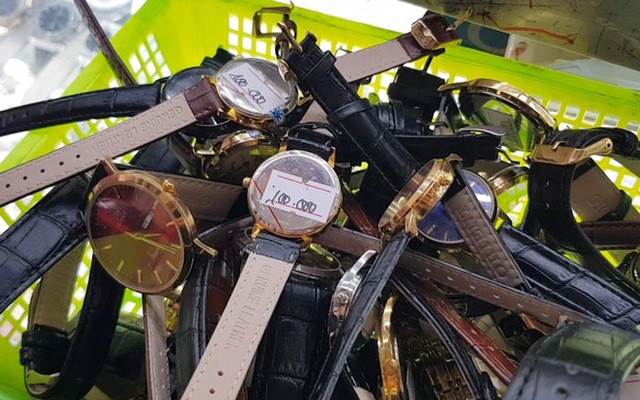 Đồng hồ hàng hiệu Orient, Halei… bán "đổ đống", giá vài chục nghìn đồng
