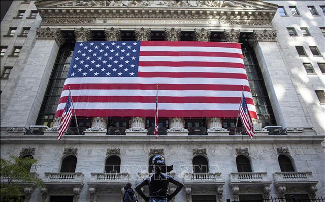 Quang cảnh bên ngoài sàn giao dịch chứng khoán New York, Mỹ. Ảnh: AFP/ TTXVN