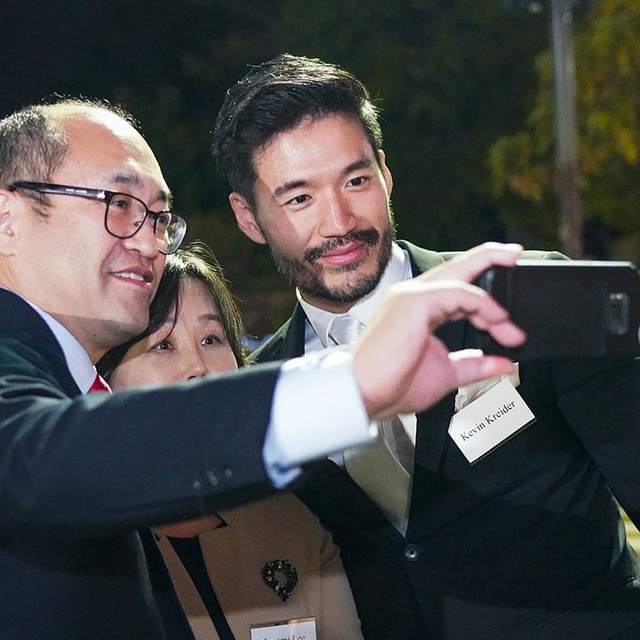 Nam chính trong chuỗi TV show về giới siêu giàu của Netflix là ai: Người từng rơi xuống đáy xã hội lột xác, bước vào giới thượng lưu với khối tài sản khổng lồ - Ảnh 1. Nam chính trong chuỗi TV show về giới siêu giàu của Netflix là ai: Người từng rơi xuống đáy xã hội lột xác, bước vào giới thượng lưu với khối tài sản khổng lồ - Ảnh 1.