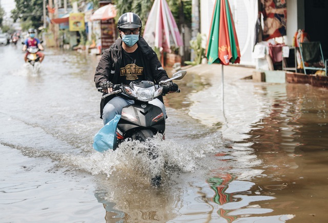 Sài Gòn không mưa, thành phố Thủ Đức vẫn ngập từ sáng đến trưa, dân bỏ nhà đi nơi khác - Ảnh 11.