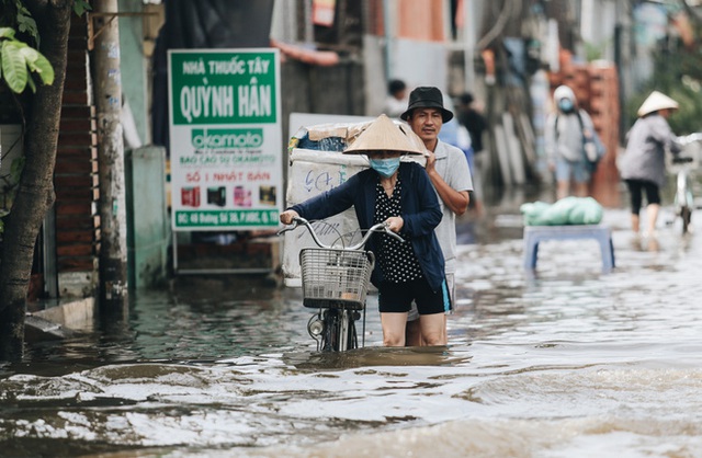 Sài Gòn không mưa, thành phố Thủ Đức vẫn ngập từ sáng đến trưa, dân bỏ nhà đi nơi khác - Ảnh 16.